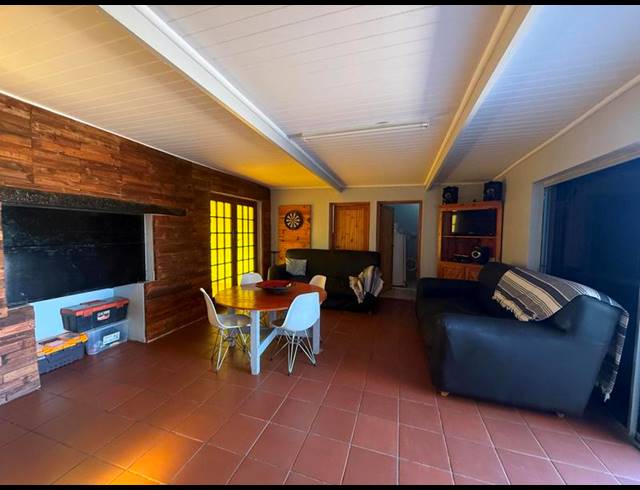 4 BEDROOM HOUSE FOR SALE IN BERGZICHT